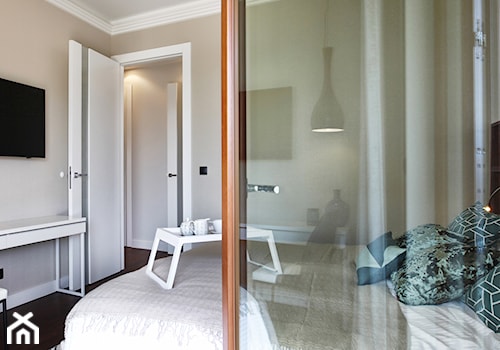 Mieszkanie wakacyjne w gdyńskim Orłowie. - Mała beżowa sypialnia, styl nowoczesny - zdjęcie od Flow Interiors Franiak&Caturowa