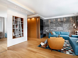 Nowoczesne mieszkanie w Gdyni - Duży biały salon z bibiloteczką, styl nowoczesny - zdjęcie od Flow Interiors Franiak&Caturowa