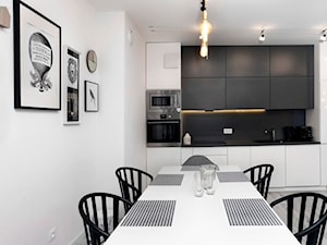 Przy gdańskiej Motławie - Mała otwarta z salonem biała z zabudowaną lodówką z podblatowym zlewozmywakiem kuchnia jednorzędowa, styl skandynawski - zdjęcie od Flow Interiors Franiak&Caturowa