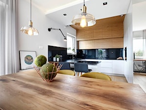 Nowoczesne mieszkanie w Gdyni - Średnia duża otwarta z salonem z kamiennym blatem kuchnia w kształcie litery u z wyspą lub półwyspem, styl nowoczesny - zdjęcie od Flow Interiors Franiak&Caturowa