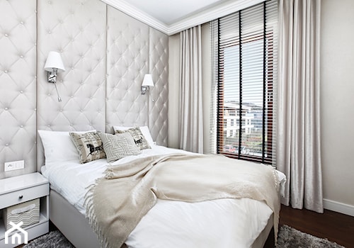 Mieszkanie wakacyjne w gdyńskim Orłowie. - Mała szara sypialnia, styl nowoczesny - zdjęcie od Flow Interiors Franiak&Caturowa