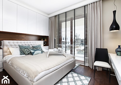 Mieszkanie wakacyjne w gdyńskim Orłowie. - Średnia szara sypialnia, styl nowoczesny - zdjęcie od Flow Interiors Franiak&Caturowa
