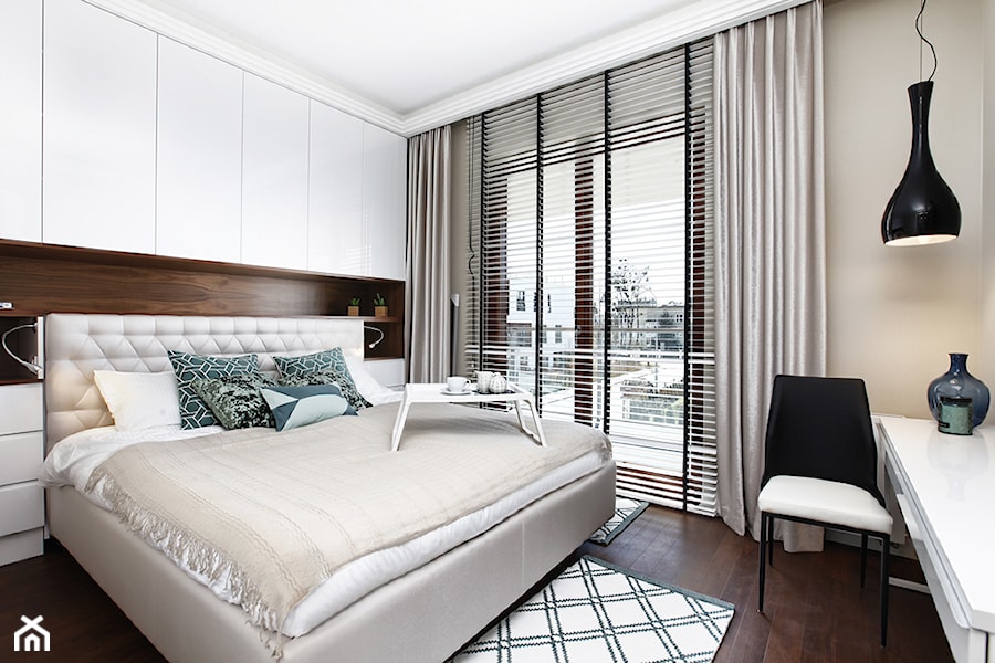 Mieszkanie wakacyjne w gdyńskim Orłowie. - Średnia szara sypialnia, styl nowoczesny - zdjęcie od Flow Interiors Franiak&Caturowa