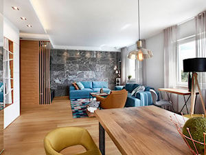Nowoczesne mieszkanie w Gdyni - Duży biały salon z jadalnią z bibiloteczką, styl nowoczesny - zdjęcie od Flow Interiors Franiak&Caturowa