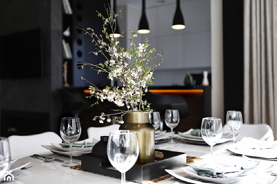 Mieszkanie wakacyjne w gdyńskim Orłowie. - Średnia czarna jadalnia w kuchni, styl nowoczesny - zdjęcie od Flow Interiors Franiak&Caturowa