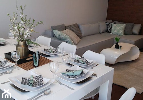 Mieszkanie wakacyjne w gdyńskim Orłowie. - Średnia biała jadalnia w salonie, styl nowoczesny - zdjęcie od Flow Interiors Franiak&Caturowa
