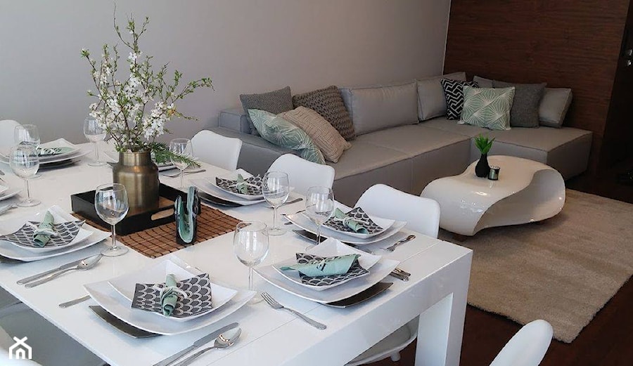 Mieszkanie wakacyjne w gdyńskim Orłowie. - Średnia biała jadalnia w salonie, styl nowoczesny - zdjęcie od Flow Interiors Franiak&Caturowa