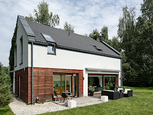 dom w Łomiankach - Małe jednopiętrowe nowoczesne domy jednorodzinne murowane z dwuspadowym dachem, styl nowoczesny - zdjęcie od exterio