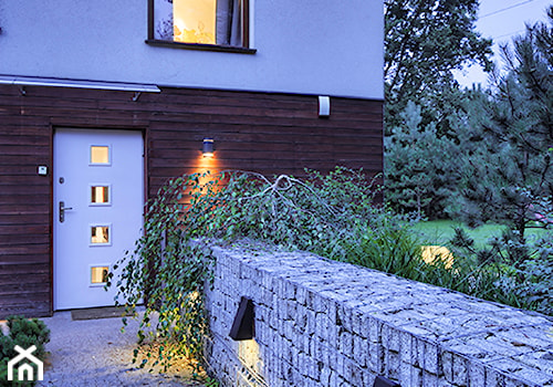 dom w Łomiankach - Średni z nawierzchnią pokrytą kostką brukową ogród za domem, styl nowoczesny - zdjęcie od exterio