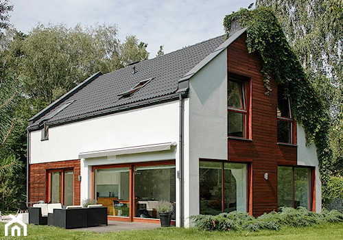 dom w Łomiankach - Średnie jednopiętrowe nowoczesne domy jednorodzinne murowane z dwuspadowym dachem, styl nowoczesny - zdjęcie od exterio
