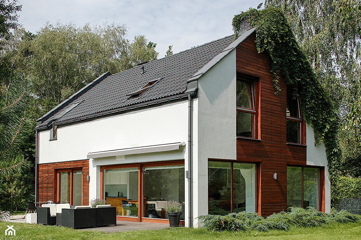 nowoczesny dom z białą i drewnianą elewacją