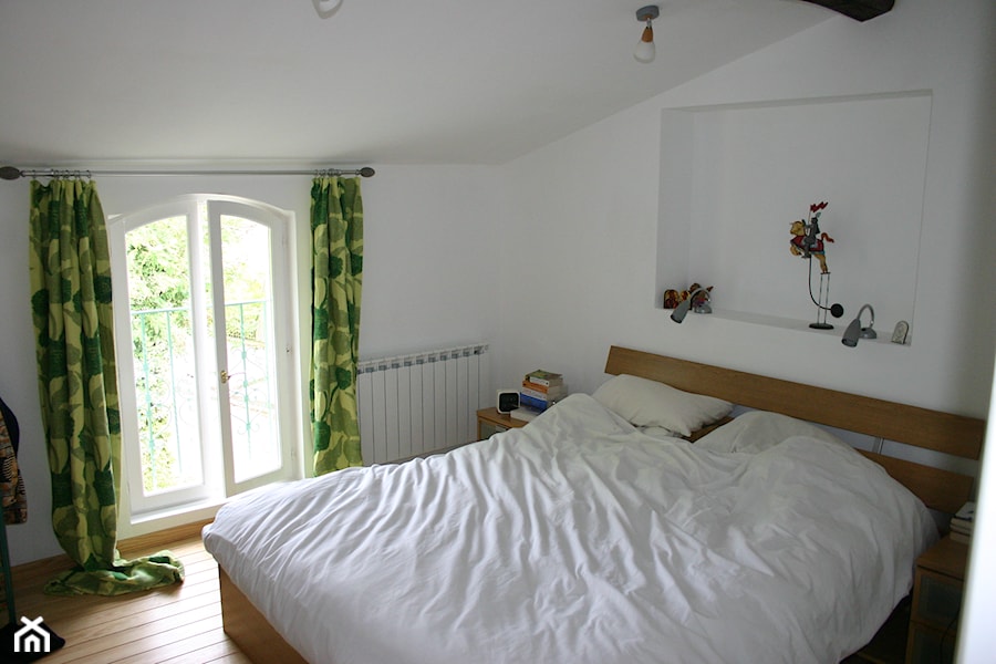 Dom dla dwojga 2006 - Średnia biała sypialnia na poddaszu, styl nowoczesny - zdjęcie od Jakub Michał Włodarski