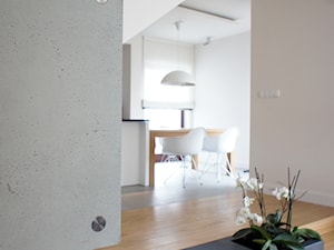 Dom pod Poznaniem - projekt wnętrz - Mała beżowa szara jadalnia w kuchni, styl skandynawski - zdjęcie od Sasiak-Sobusiak Architekci