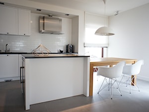 Dom pod Poznaniem - projekt wnętrz - Średnia otwarta z salonem biała z zabudowaną lodówką kuchnia jednorzędowa z wyspą lub półwyspem, styl skandynawski - zdjęcie od Sasiak-Sobusiak Architekci