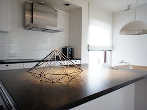 Dom pod Poznaniem - projekt wnętrz - Otwarta kuchnia z wyspą lub półwyspem z oknem, styl skandynawski - zdjęcie od Sasiak-Sobusiak Architekci