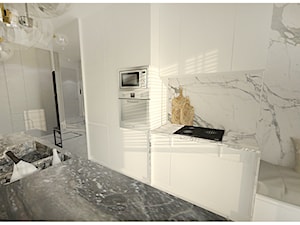 Projekt apartamentu 90m2 w Warszawie - Średnia otwarta z kamiennym blatem biała z zabudowaną lodówką z podblatowym zlewozmywakiem kuchnia dwurzędowa, styl nowoczesny - zdjęcie od Interior Maker wnętrza