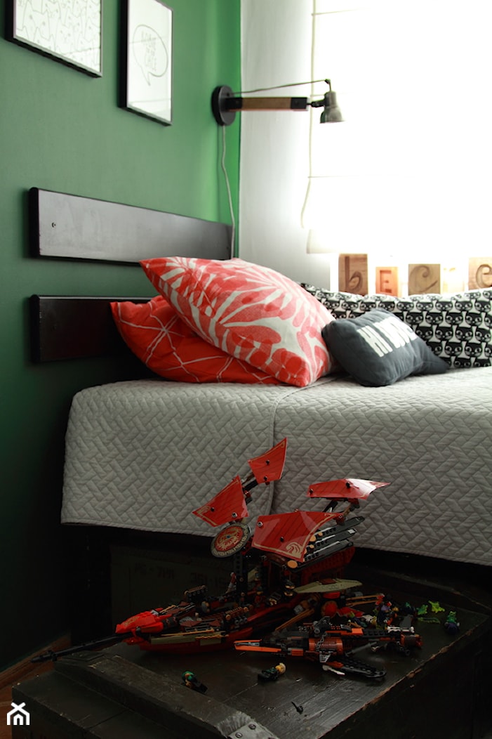 W pokoju udało się wydzielić strefę do spania i wypoczynku...pojawia się uspokajający kolor na ścianie, a skrzynie które mamy pod łóżkiem służą jako miejsce do zabawy ale także są miejscem do siedzeni - zdjęcie od OlaZebra - Homebook