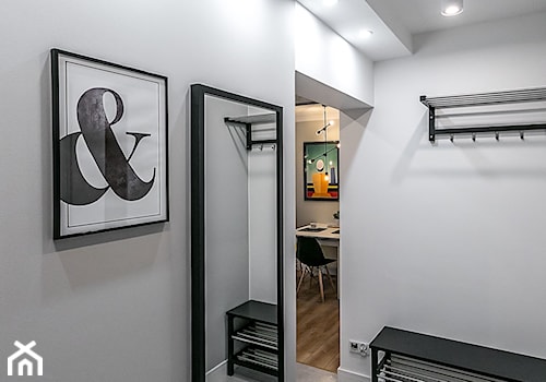 Apartament Szewska w Lublinie - Średni z wieszakiem szary hol / przedpokój - zdjęcie od interior art studio