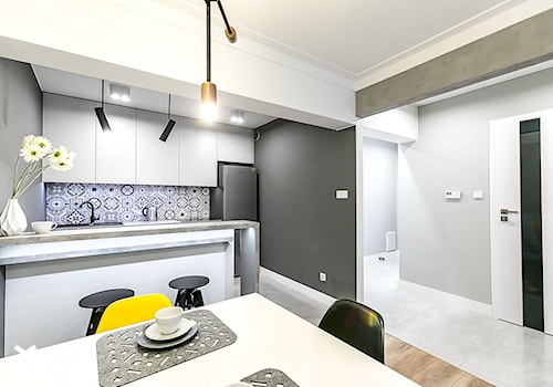 Apartament Szewska w Lublinie - Średnia otwarta z salonem z kamiennym blatem szara z zabudowaną lodówką z nablatowym zlewozmywakiem kuchnia jednorzędowa - zdjęcie od interior art studio