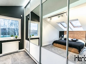Sesja zdjęciowa nowoczesnego dwupoziomowego apartamentu w Lublinie - Średnia biała czarna sypialnia na poddaszu, styl nowoczesny - zdjęcie od interior art studio