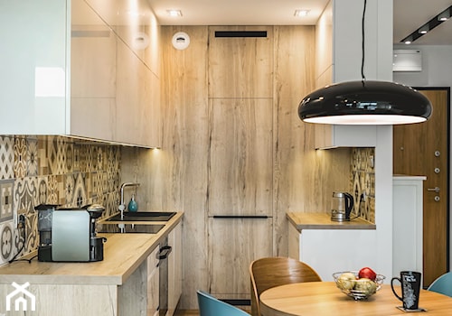 Realizacja małego apartamentu 42 m2 Kolorowy Gocław - Mała otwarta z salonem biała szara z zabudowaną lodówką z lodówką wolnostojącą z nablatowym zlewozmywakiem kuchnia dwurzędowa, styl skandynawski - zdjęcie od interior art studio