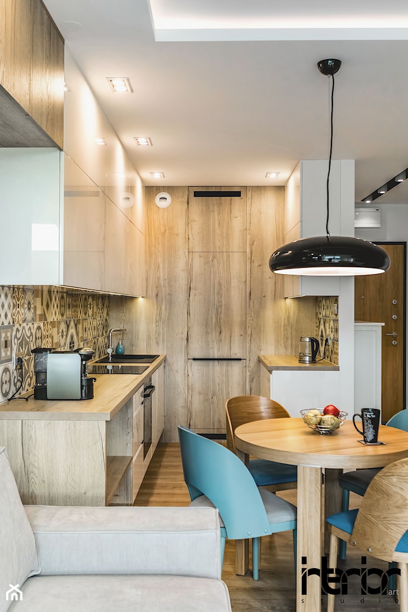 Realizacja małego apartamentu 42 m2 Kolorowy Gocław - Mała otwarta z salonem biała szara z zabudowaną lodówką z lodówką wolnostojącą z nablatowym zlewozmywakiem kuchnia dwurzędowa, styl skandynawski - zdjęcie od interior art studio