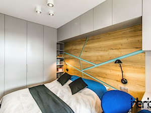 Realizacja małego apartamentu 42 m2 Kolorowy Gocław - Mała szara sypialnia, styl skandynawski - zdjęcie od interior art studio