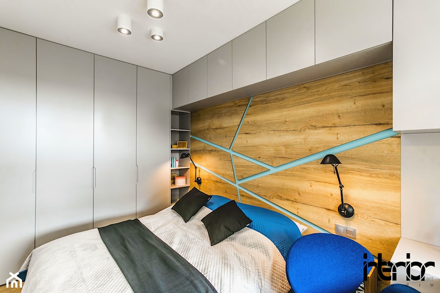 Realizacja małego apartamentu 42 m2 Kolorowy Gocław - Mała szara sypialnia, styl skandynawski - zdjęcie od interior art studio