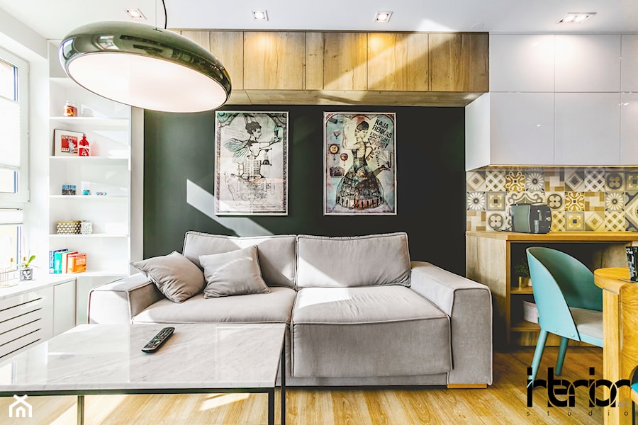 Realizacja małego apartamentu 42 m2 Kolorowy Gocław - Średni biały zielony salon z kuchnią z jadalnią, styl skandynawski - zdjęcie od interior art studio