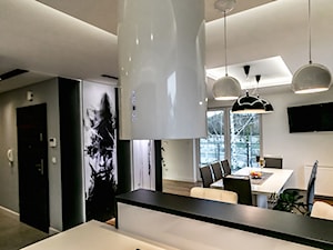 Sesja zdjęciowa nowoczesnego dwupoziomowego apartamentu w Lublinie - Średnia otwarta z salonem z kamiennym blatem szara z zabudowaną lodówką kuchnia dwurzędowa z oknem, styl nowoczesny - zdjęcie od interior art studio