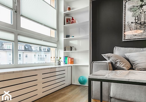 Realizacja małego apartamentu 42 m2 Kolorowy Gocław - Mały biały czarny salon, styl skandynawski - zdjęcie od interior art studio