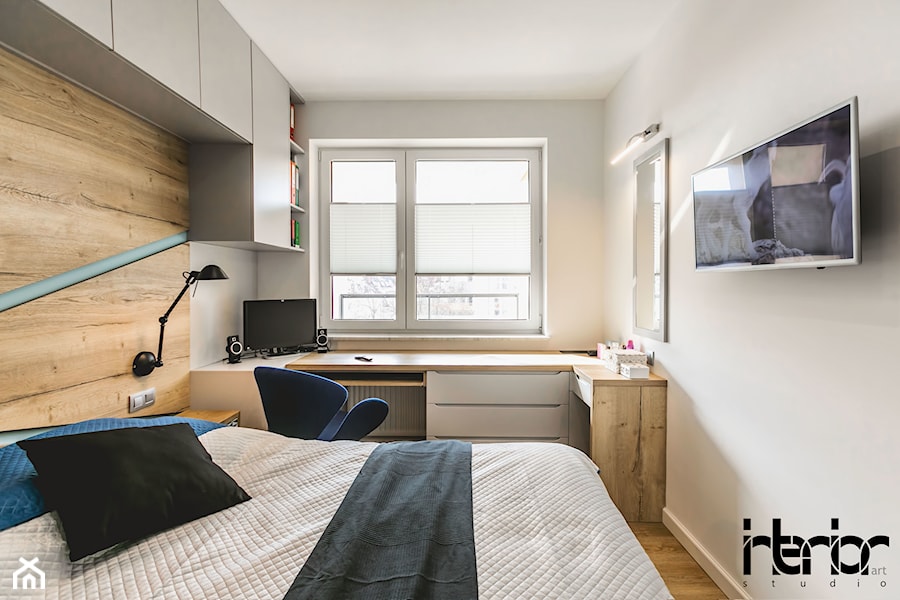 Realizacja małego apartamentu 42 m2 Kolorowy Gocław - Mała biała z biurkiem sypialnia, styl skandynawski - zdjęcie od interior art studio