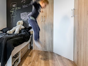 Sesja zdjęciowa nowoczesnego dwupoziomowego apartamentu w Lublinie - Średni biały czarny pokój dziecka dla dziecka dla chłopca, styl nowoczesny - zdjęcie od interior art studio