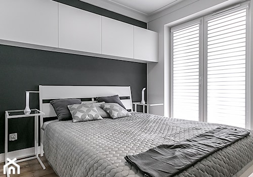 Apartament Szewska w Lublinie - Mała biała czarna sypialnia, styl minimalistyczny - zdjęcie od interior art studio