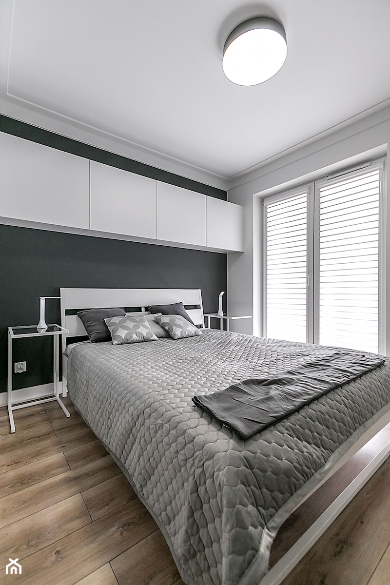 Apartament Szewska w Lublinie - Mała biała czarna sypialnia, styl minimalistyczny - zdjęcie od interior art studio