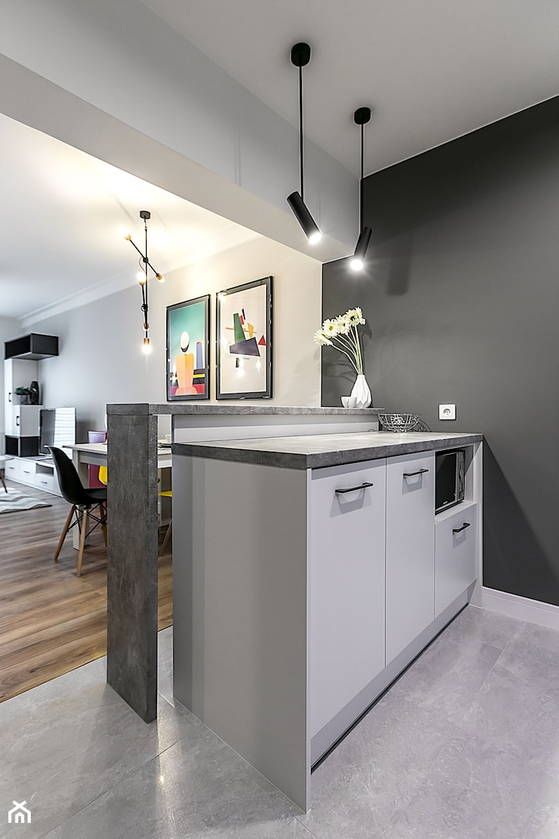 Apartament Szewska w Lublinie - Mała otwarta z salonem z kamiennym blatem czarna z zabudowaną lodówką kuchnia jednorzędowa z oknem, styl minimalistyczny - zdjęcie od interior art studio