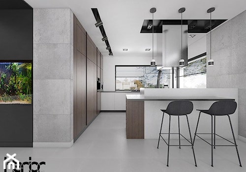 Dom z ciemnym drewnem - Duża otwarta z salonem z kamiennym blatem biała szara z zabudowaną lodówką kuchnia w kształcie litery g z oknem, styl nowoczesny - zdjęcie od interior art studio