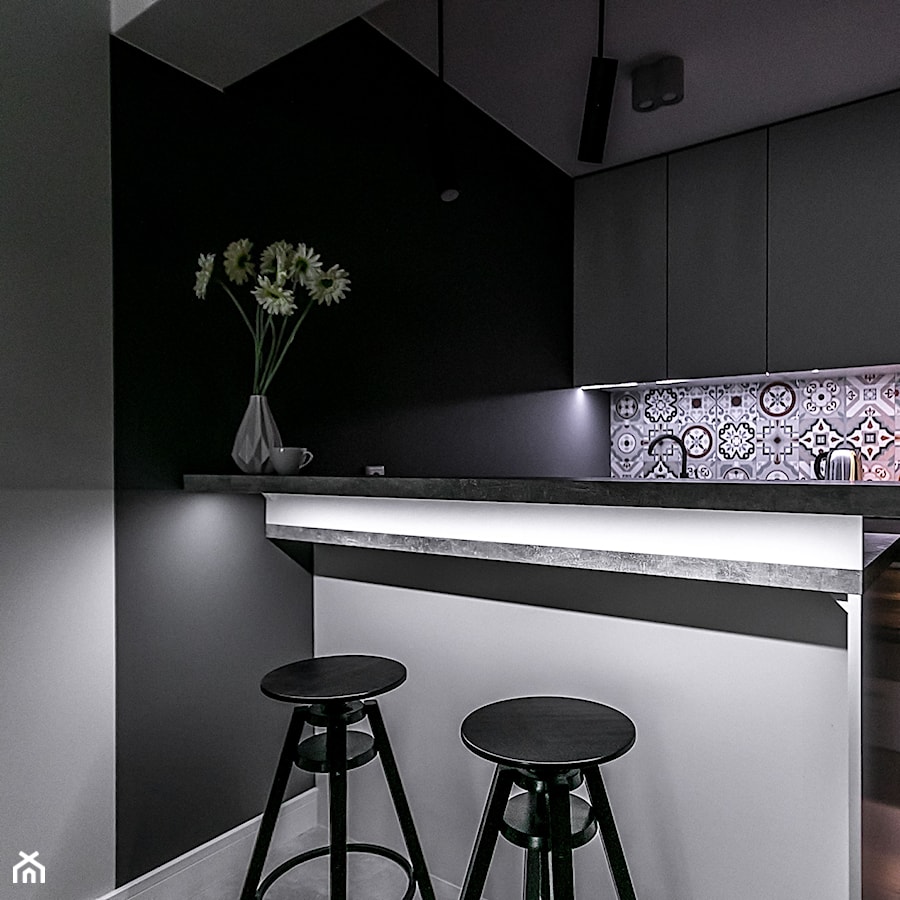 Apartament Szewska w Lublinie - Mała otwarta z kamiennym blatem czarna z zabudowaną lodówką kuchnia dwurzędowa, styl minimalistyczny - zdjęcie od interior art studio
