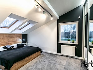 Sesja zdjęciowa nowoczesnego dwupoziomowego apartamentu w Lublinie - Średnia biała czarna sypialnia na poddaszu, styl nowoczesny - zdjęcie od interior art studio