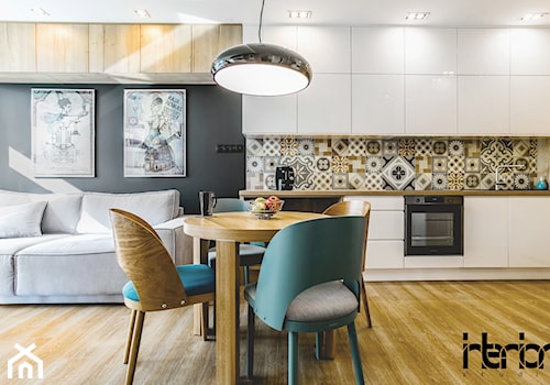 Realizacja małego apartamentu 42 m2 Kolorowy Gocław - Średni szary salon z kuchnią z jadalnią, styl skandynawski - zdjęcie od interior art studio