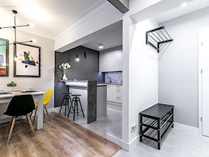 Apartament Szewska w Lublinie - Średnia otwarta z kamiennym blatem szara z zabudowaną lodówką z nablatowym zlewozmywakiem kuchnia dwurzędowa, styl minimalistyczny - zdjęcie od interior art studio