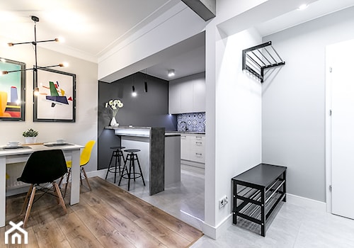 Apartament Szewska w Lublinie - Średnia otwarta z kamiennym blatem szara z zabudowaną lodówką z nablatowym zlewozmywakiem kuchnia dwurzędowa, styl minimalistyczny - zdjęcie od interior art studio