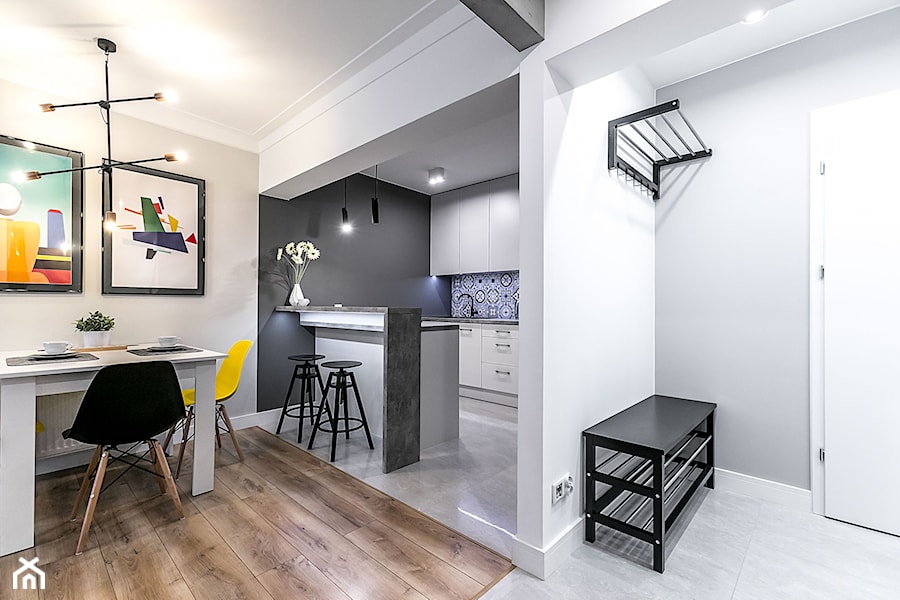 Apartament Szewska w Lublinie - Średnia otwarta z kamiennym blatem szara z zabudowaną lodówką z nablatowym zlewozmywakiem kuchnia dwurzędowa, styl minimalistyczny - zdjęcie od interior art studio