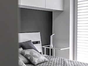 Apartament Szewska w Lublinie - Mała biała szara sypialnia z balkonem / tarasem - zdjęcie od interior art studio