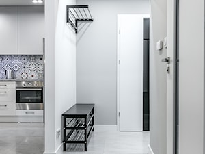 Apartament Szewska w Lublinie - Średni z wieszakiem biały szary hol / przedpokój - zdjęcie od interior art studio