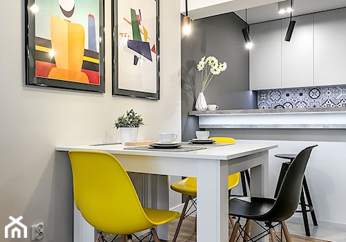 Apartament Szewska w Lublinie - Mała otwarta z salonem z kamiennym blatem szara kuchnia dwurzędowa, styl minimalistyczny - zdjęcie od interior art studio
