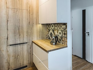 Realizacja małego apartamentu 42 m2 Kolorowy Gocław - Mała otwarta biała szara z lodówką wolnostojącą kuchnia w kształcie litery l, styl skandynawski - zdjęcie od interior art studio
