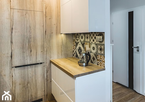 Realizacja małego apartamentu 42 m2 Kolorowy Gocław - Mała otwarta biała szara z lodówką wolnostojącą kuchnia w kształcie litery l, styl skandynawski - zdjęcie od interior art studio