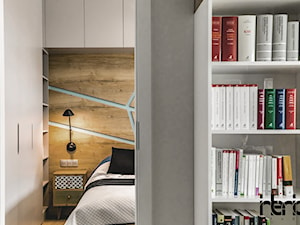 Realizacja małego apartamentu 42 m2 Kolorowy Gocław - Mała biała szara sypialnia, styl skandynawski - zdjęcie od interior art studio