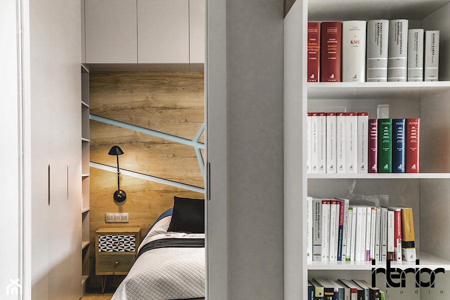 Realizacja małego apartamentu 42 m2 Kolorowy Gocław - Mała biała szara sypialnia, styl skandynawski - zdjęcie od interior art studio